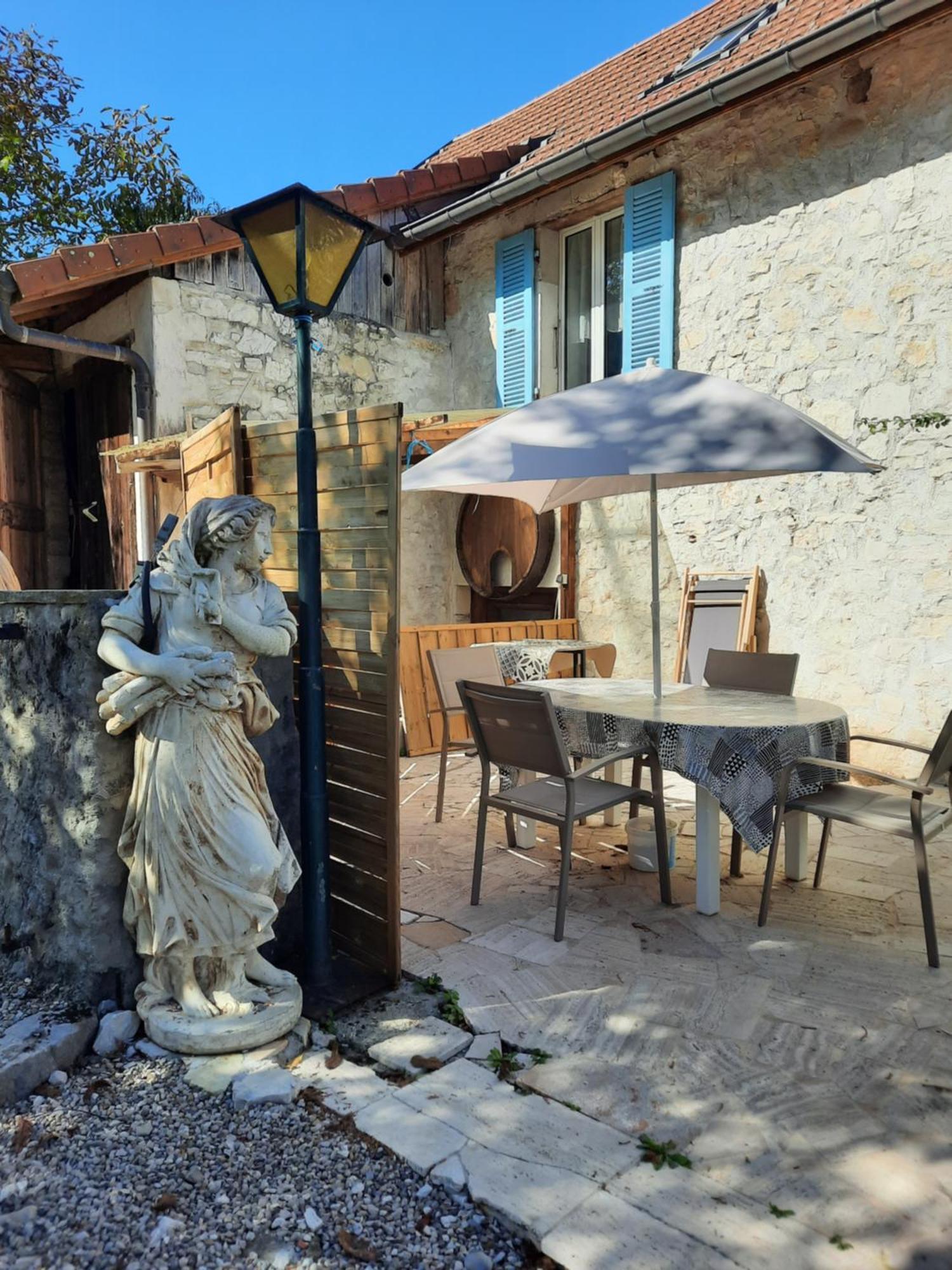 Gite Des 2 Lions Murs-et-Gelignieux Экстерьер фото